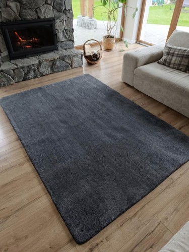 Dywan-do-salonu-160x230cm-gruby-grafitowy-miekki-pluszowy-jednokolorowy.jpg