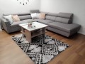 szary dywan boho w salonie